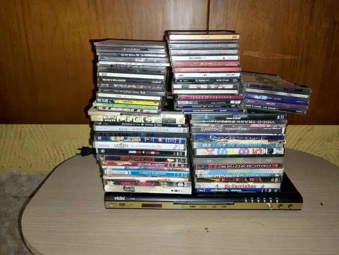 Aparelho de DvD funcinando com DVDs e CDs diversos só 50 reais em todos.