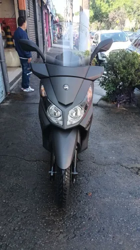 VENDO OU TROCO MOTO IMPECÁVEL SEM UM RISCO PNEUS NOVOS