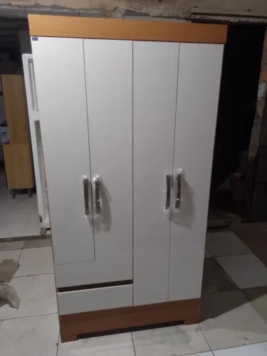 GUARDA ROUPA DE SOLTEIRO 4 PORTAS E 2 GAVETAS. PEQUENO FAÇO ENTREGA GRÁTIS 