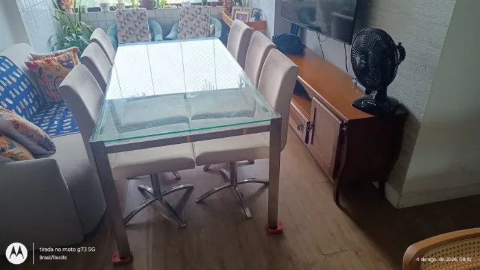 Mesa de vidro com cadeiras