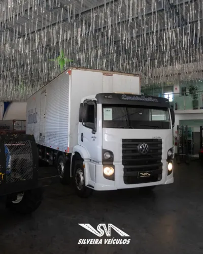 VW 24-250 Constellation Bitruck - Ano: 2010 - Baú