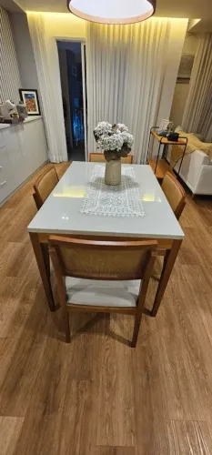 Mesa de madeira 4 lugares tampo de vidro - Cor off-white.