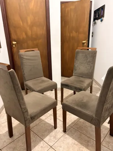 4 Cadeiras Elegantes de Suede Amassado em tom marrom