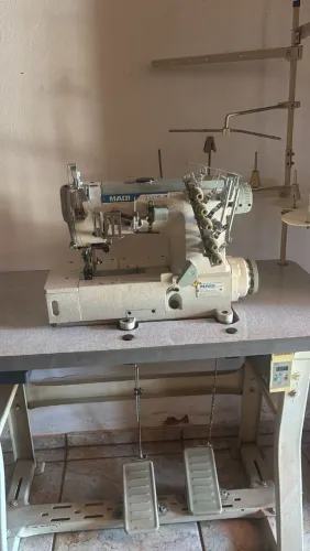 Máquina de Costura Galoneira Eletrônica Maqi.Bem conservada, máquina e mesa!