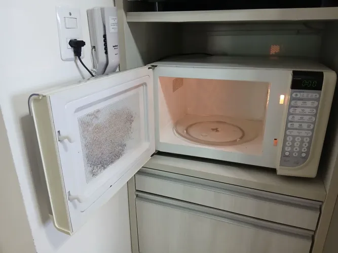Forno de micro-ondas Electrolux 31 litros por 400 reais