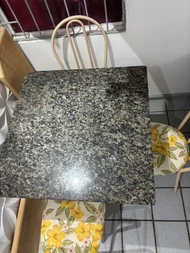 Vendo mesa de granito com 3 cadeiras cobertas e pintadas
