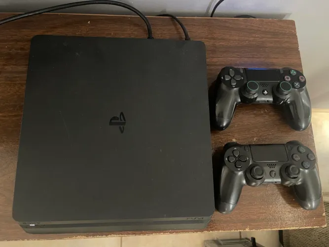 Play Station 4  Slim 1 terabyte com 2 controles e jogos (oportunidade)