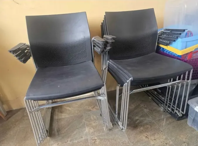 Lote 12 cadeiras aço carbono cromado com braços