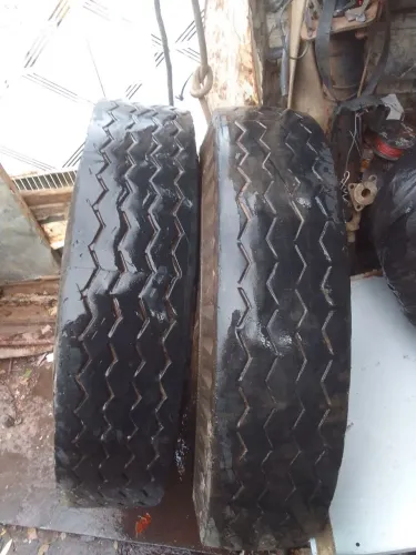 Vendo 2 pneus da F4000 