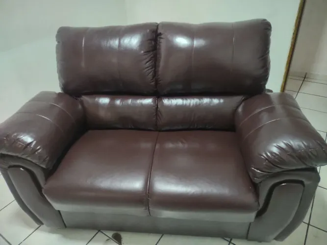 SOFÁ 2 LUGARES, CORINO SEMI NOVO 