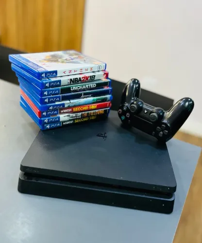 PS4 SLIM 1TB - CONTROLE + JOGO BRINDE NA X1
