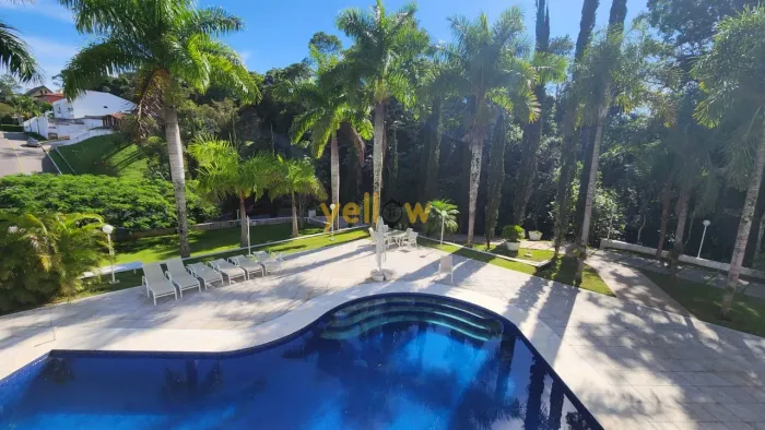 Casa de luxo em condomínio fechado em Arujá com 4 suítes por R$ 5 milhões