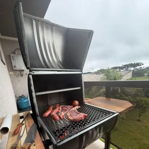 Churrasqueira de meio tambor reforçada para o churrasco perfeito em família