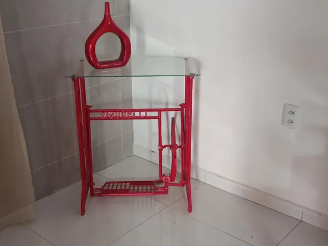 Vendo 2 aparadores de pés de mesa tampos de vidro contato * Cleilton