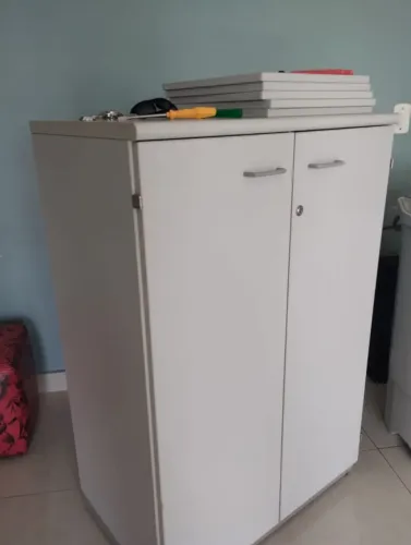 Vendo armário em formica, excelente qualidade, com chave.