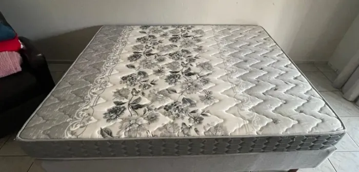 CAMA DE CASAL: COLCHAO TORAFLEX COALA D33 + CAMA BOX COLCHOMASTER LINHO CINZA