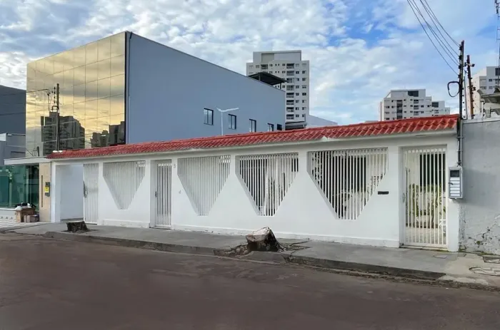CASA À VENDA NO CONJ. DÉBORA DOM PEDRO - 450m² TERRENO 339m² CONSTRUÍDAS 5 QUARTOS 4 S