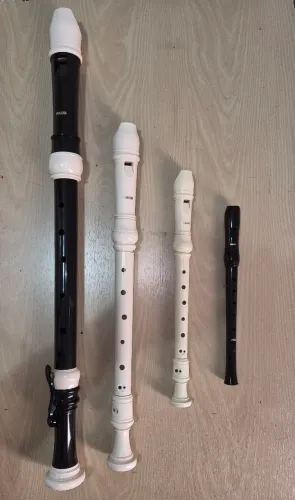 Kit com 4 flautas doce marca Yamaha 