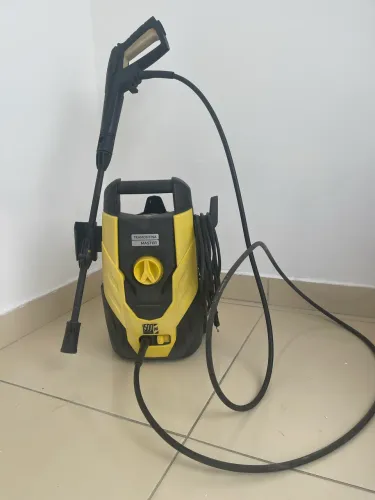 Jato de água alta pressão.