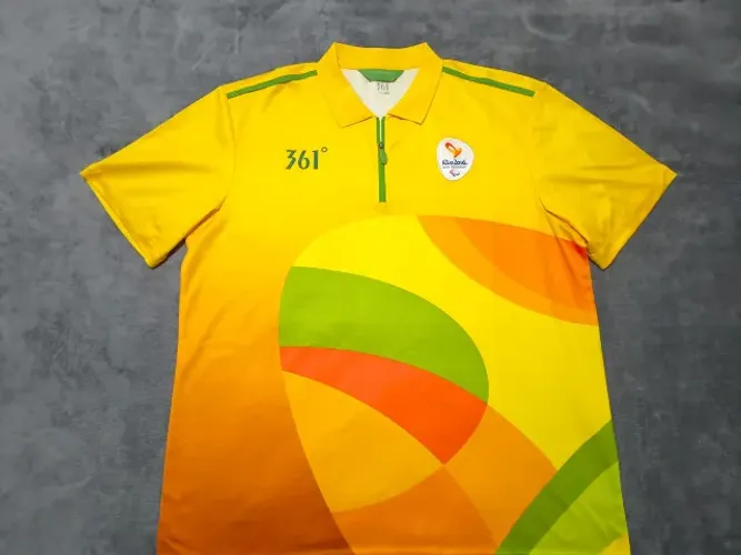 Camisa Brasil Rio 2016 tamanho EG (63x79cm) e Camisa Inglaterra retrô tamanho G (57x77cm).