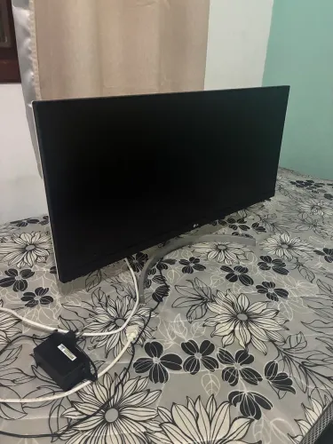 Monitor LG ultrawide com auto-falantes