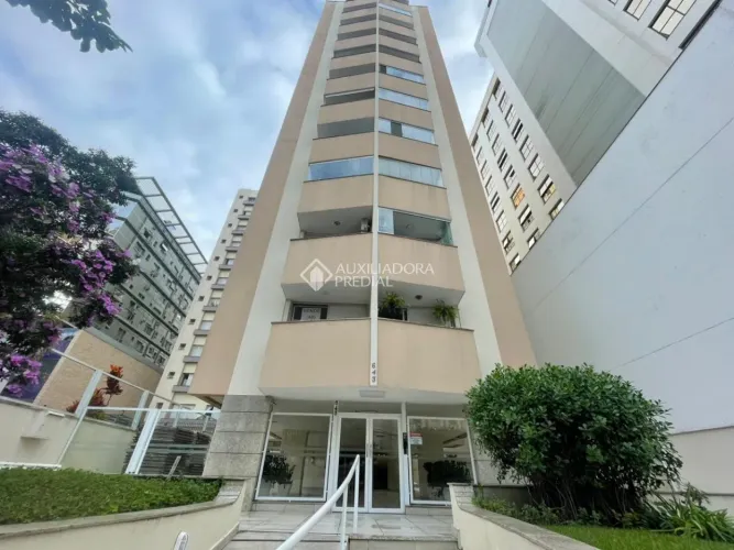 Apartamento semi mobiliado de 2 dormitórios no Centro de Florianópolis