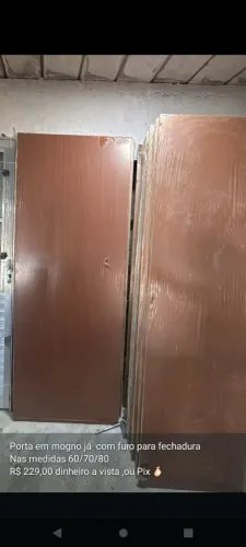 Porta em mogno com furo