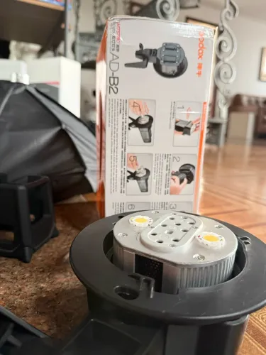 Suporte bowens para uma ou duas unidades do AD200 podendo usar os dois simultaneamente