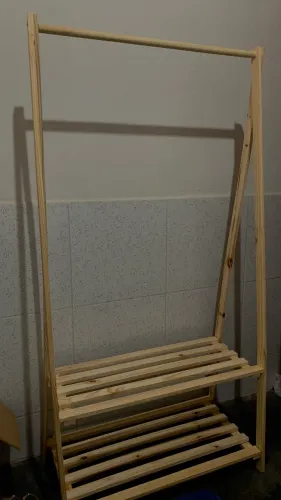 Arara closet P/Quarto com cabideiro e prateleira em madeira marrom-claro