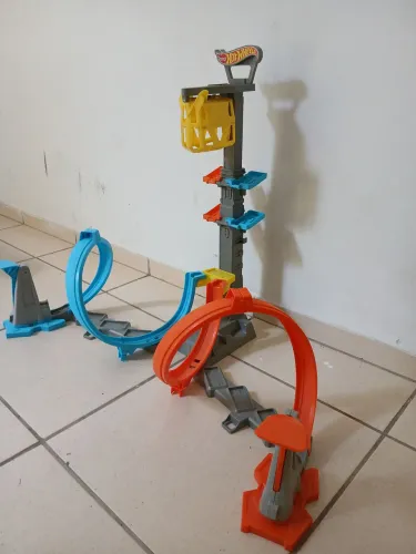 Pista hotwheels com carrinho 