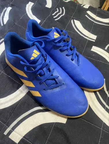 Vendo Chuteira de futsal adidas, aceito ofertas
