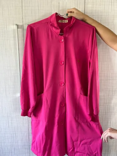 Jaleco acinturado rosa pink em ótimo estado 