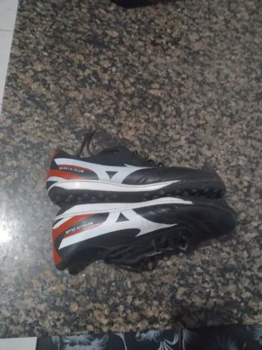 Vendo duas chuteira d Society uma 41/42 a outra 38/39