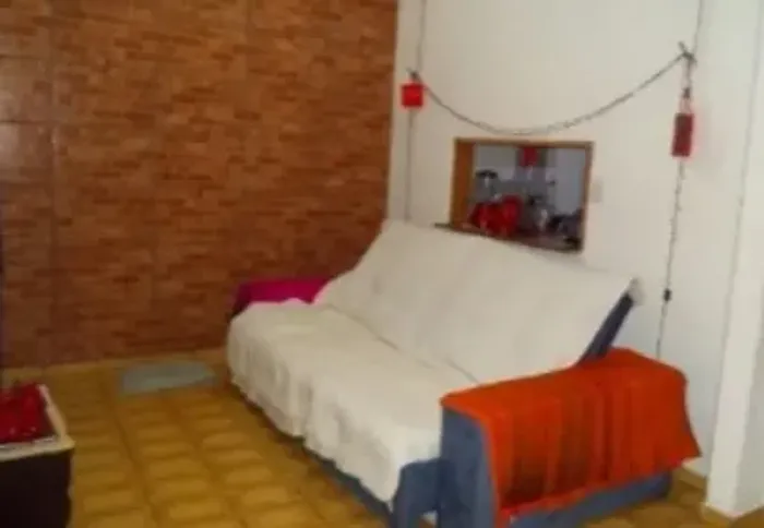 Vende-se casa na Vila Santa Catarina com 1 quarto, 1 banheiro e 1 vaga.