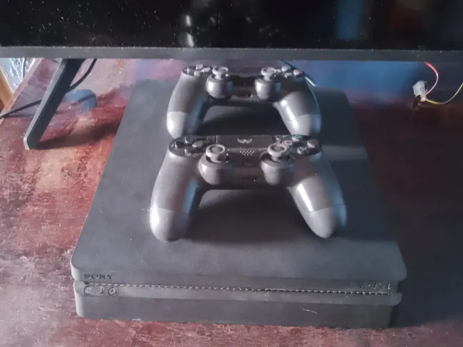 Troco ps4 slim por outro ps4 e dou um celular também 