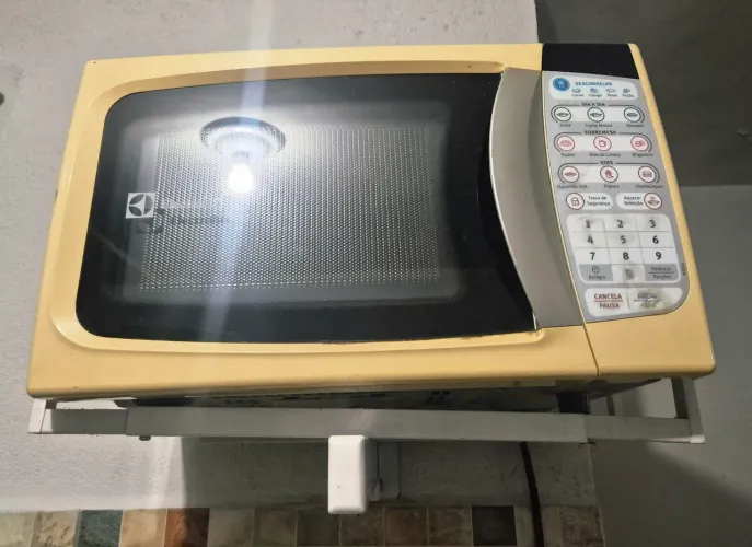 Vendo Micro-ondas usado funcionando, normalmente. Vai junto com o suporte.