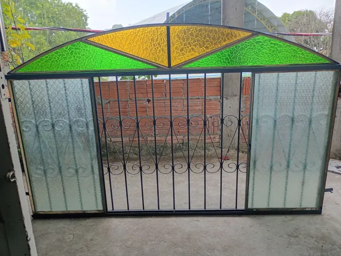 Vende-se uma janela de correr medindo 2 metros por 1 colonial completo