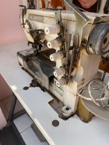 Máquina de costura Galoneira
