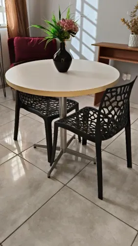 Mesa redonda com 2 cadeira