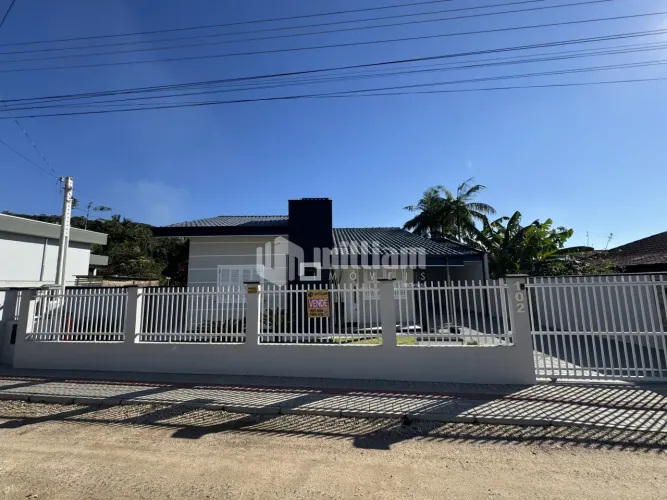 CASA COM 3 QUARTOS, SENDO 1 SUÍTE, À VENDA NA GUABIRUBA SUL