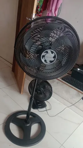 Ventilador com quatro meses de Uso, potente , e 100% funcionando .