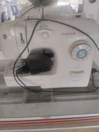 Máquina de costura singer