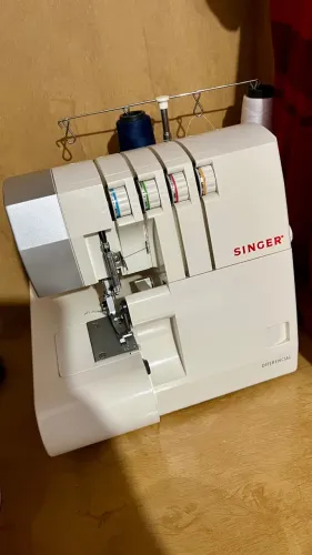 Máquina Overlock Singer Seminova