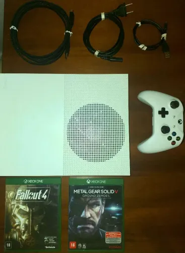 Xbox One S 1TB + dois jogos e uma manete. 