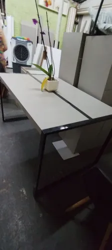 Mesa em MDF com pé de ferro 