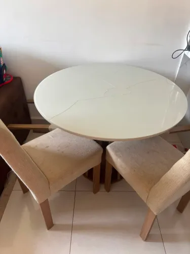 Mesa com 4 cadeiras