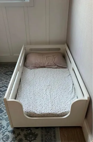 Caminha infantil feita com marceneiro