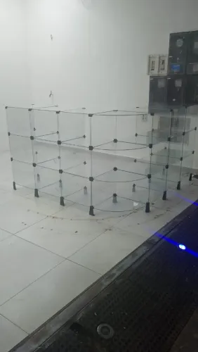 Balcão de vidro em L