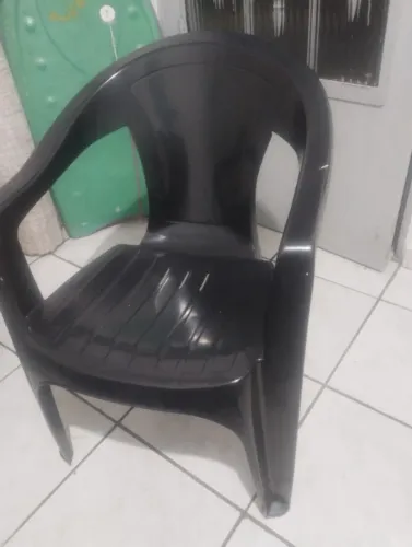 2 Cadeiras de plástico preta