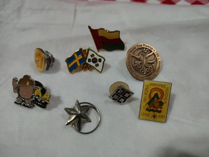 Distintivos e broches escoteiros 